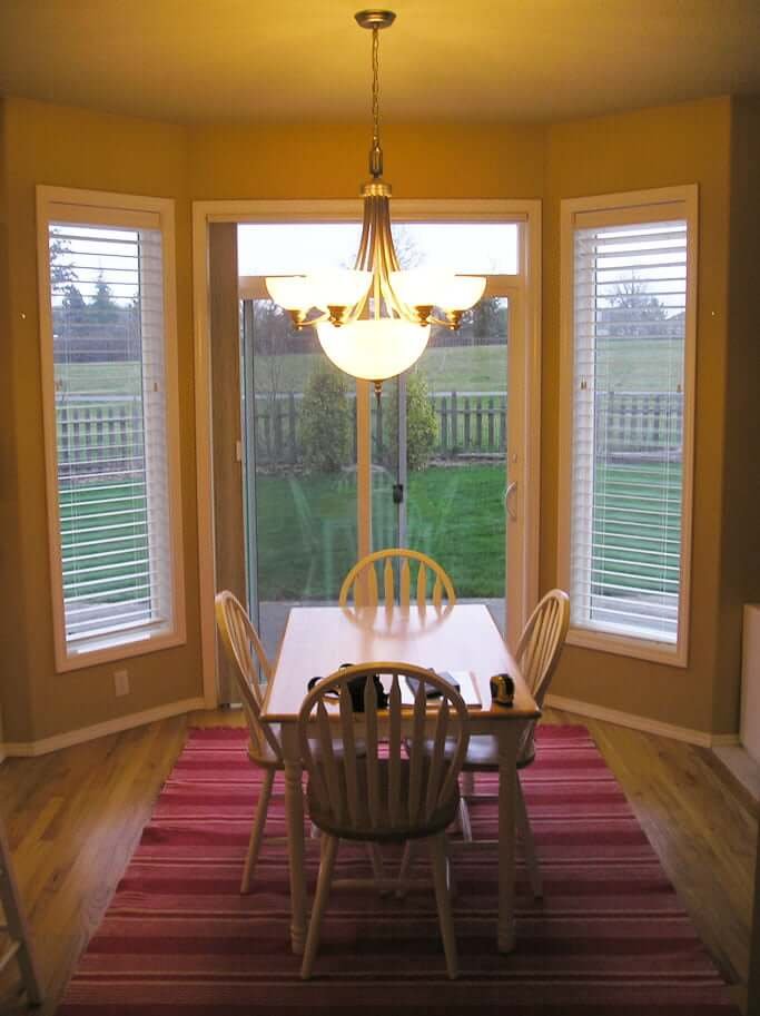 Dining Nook before with old chandelier and sliding door to backyard