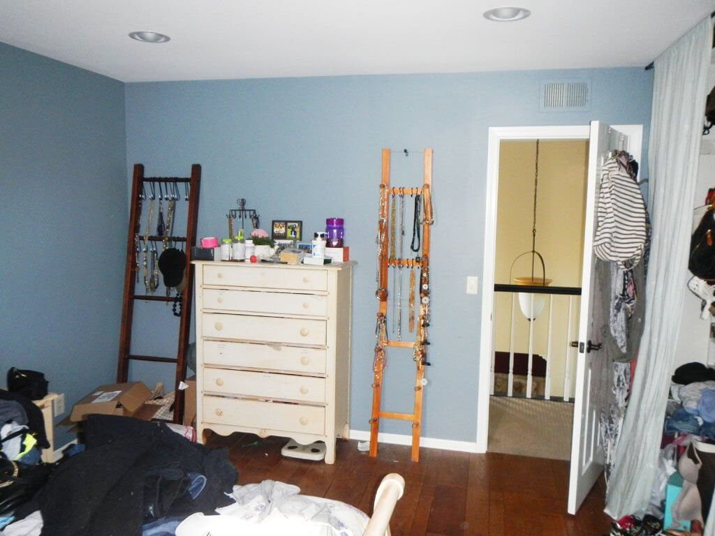 bedroom with dresser