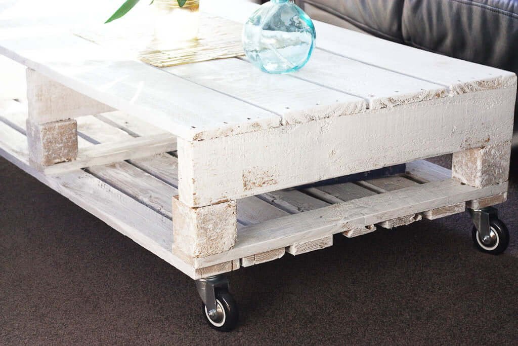 Pallet coffee table DIY with wheels