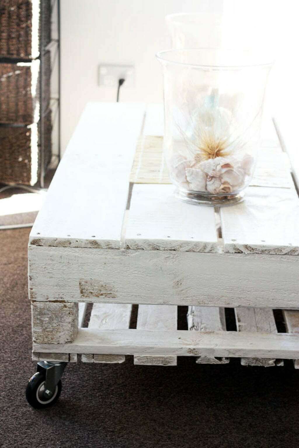 Pallet coffee table DIY with shells in vases