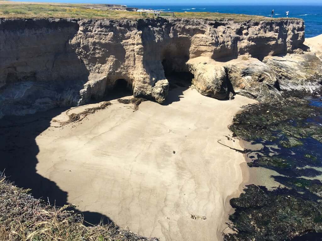 Montana de Oro beach with cliffs surrounding it