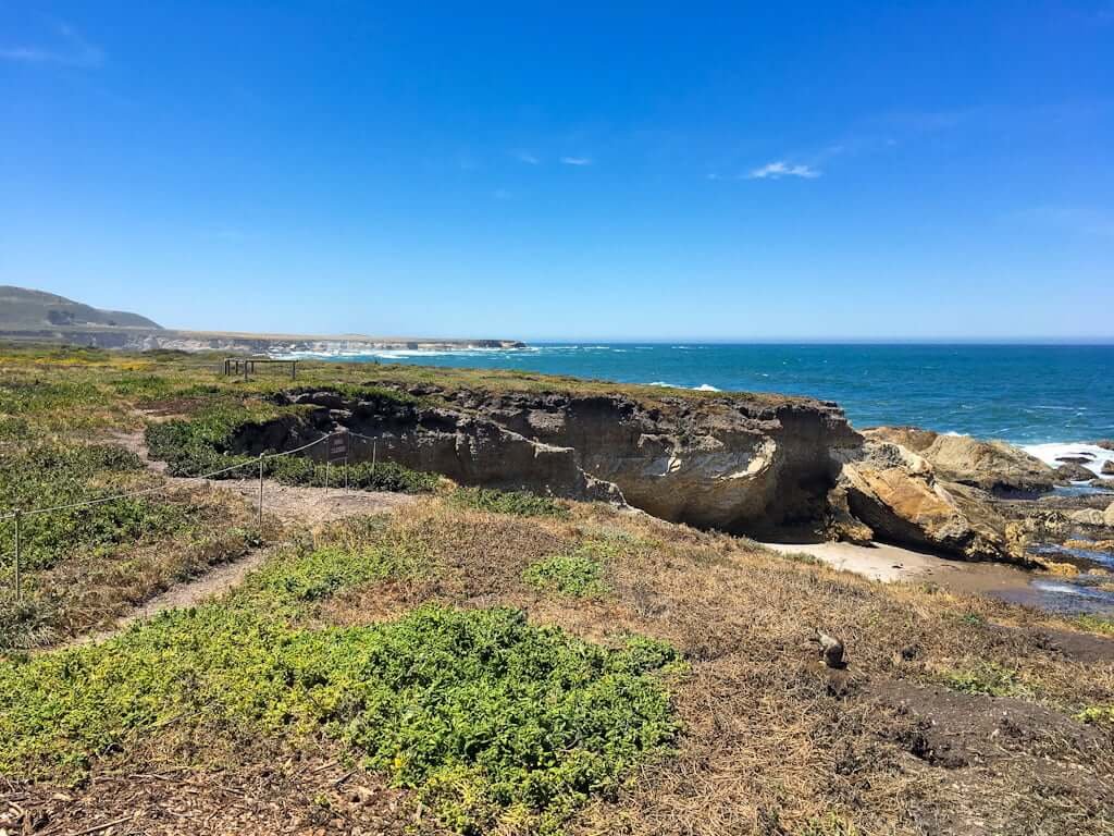 Montana de Oro trail with cliffs and ocean in distance